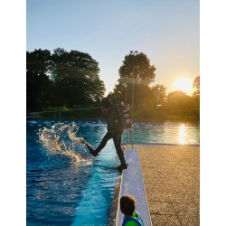 Freies Tauchen im Schwimmbad
